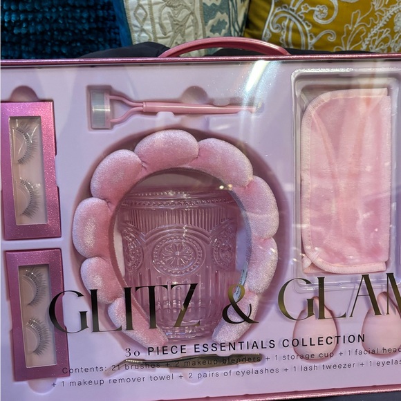 **ONLY 2 LEFT** GLITZ & GLAM LIMITED EDITION 30 Piece Essentials Collection - Picture 4 of 6